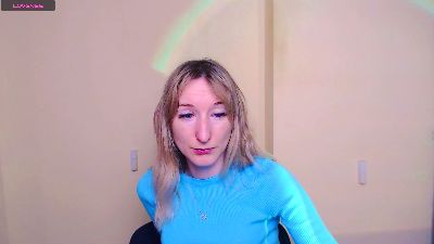 LillyBluee live cam on Cam4