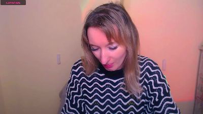 LillyBluee live cam on Cam4