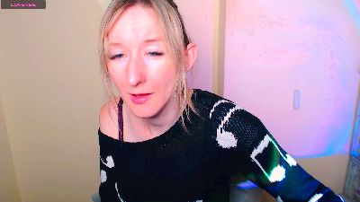 LillyBluee live cam on Cam4