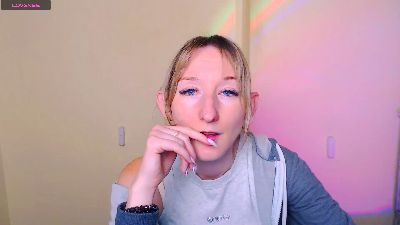 LillyBluee live cam on Cam4