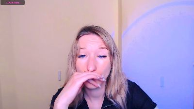 LillyBluee live cam on Cam4