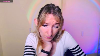 LillyBluee live cam on Cam4