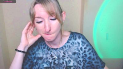LillyBluee live cam on Cam4