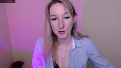 LillyBluee live cam on Cam4
