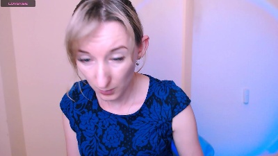 LillyBluee live cam on Cam4