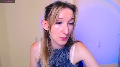 LillyBluee live cam on Cam4