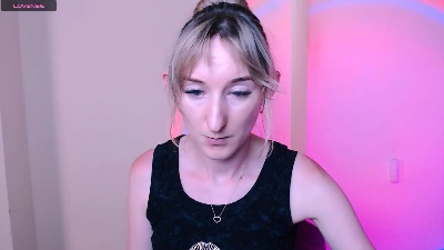 LillyBluee live cam on Cam4