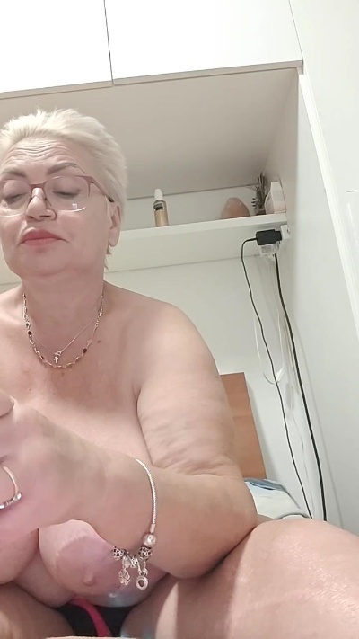 LindaL69 live cam on Cam4