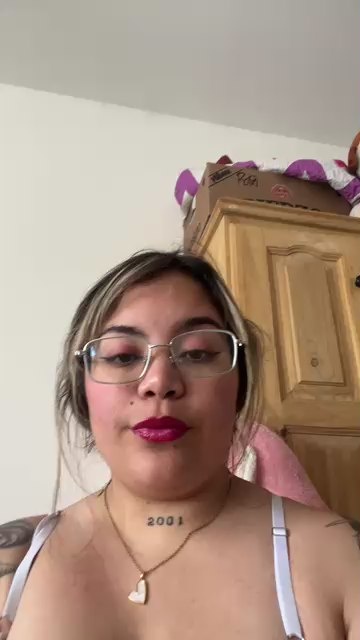 LindaLatina2001 live cam on Cam4