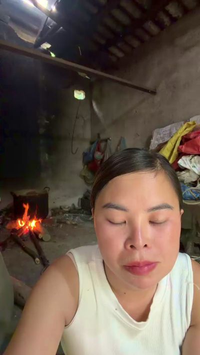 Lindabeo00 live cam on Cam4