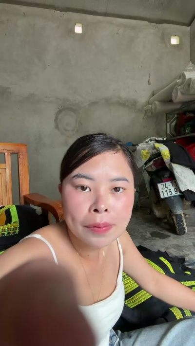 Lindabeo00 live cam on Cam4