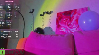Little_Chips live cam on Cam4