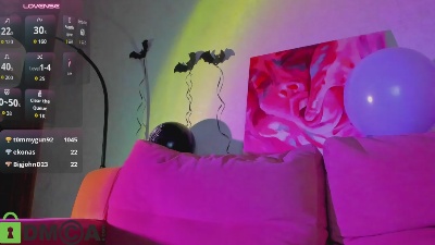 Little_Chips live cam on Cam4