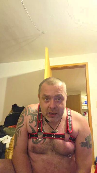 Locked_slave44 live cam on Cam4