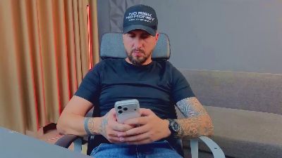 LoganStroud live cam on Cam4