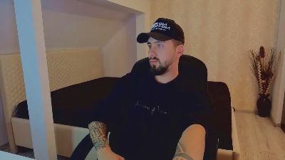 LoganStroud live cam on Cam4