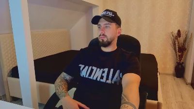 LoganStroud live cam on Cam4