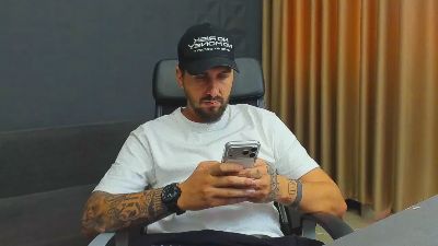 LoganStroud live cam on Cam4