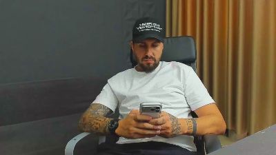 LoganStroud live cam on Cam4