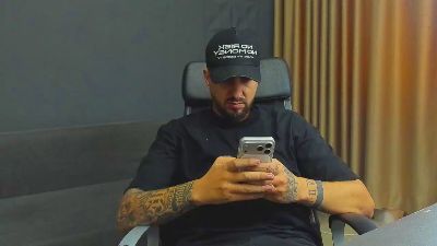 LoganStroud live cam on Cam4