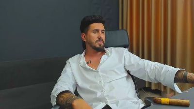 LoganStroud live cam on Cam4