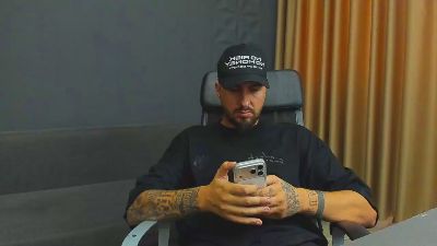 LoganStroud live cam on Cam4
