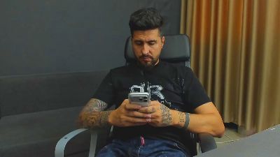 LoganStroud live cam on Cam4