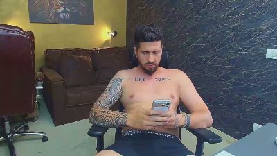 LoganStroud live cam on Cam4