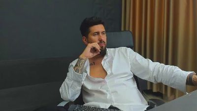 LoganStroud live cam on Cam4