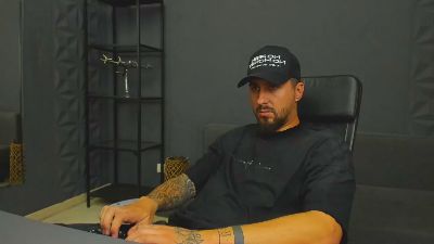 LoganStroud live cam on Cam4