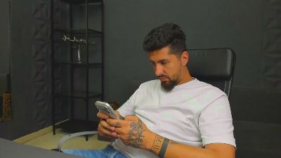 LoganStroud live cam on Cam4