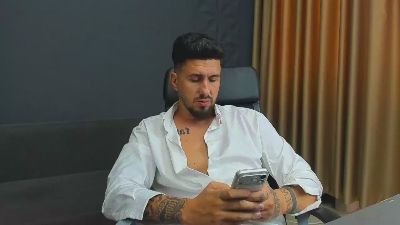 LoganStroud live cam on Cam4