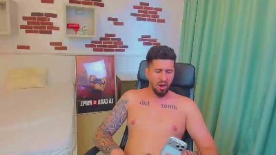 LoganStroud live cam on Cam4