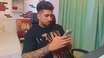 LoganStroud live cam on Cam4