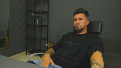 LoganStroud live cam on Cam4