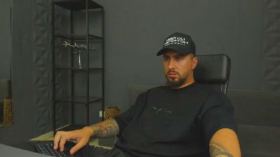 LoganStroud live cam on Cam4