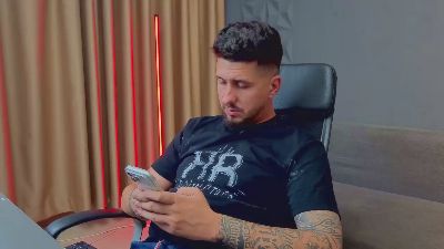 LoganStroud live cam on Cam4