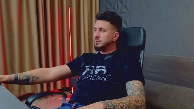 LoganStroud live cam on Cam4
