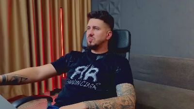 LoganStroud live cam on Cam4