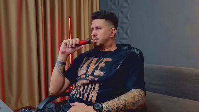 LoganStroud live cam on Cam4