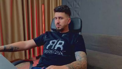 LoganStroud live cam on Cam4
