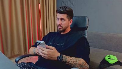 LoganStroud live cam on Cam4