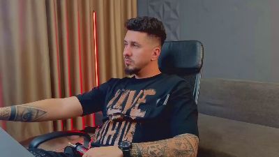 LoganStroud live cam on Cam4