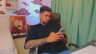 LoganStroud live cam on Cam4