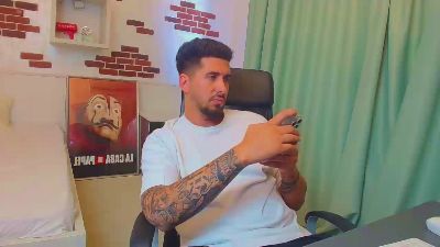 LoganStroud live cam on Cam4