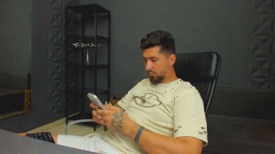 LoganStroud live cam on Cam4