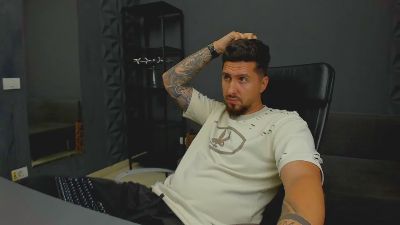 LoganStroud live cam on Cam4