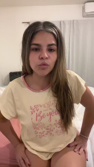 le modèle Lola24a est en webcam porno dans un show sur le site cam4, il possède les tags suivants: 