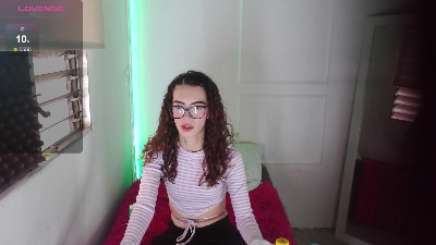 Lola_Pinck live cam on Cam4