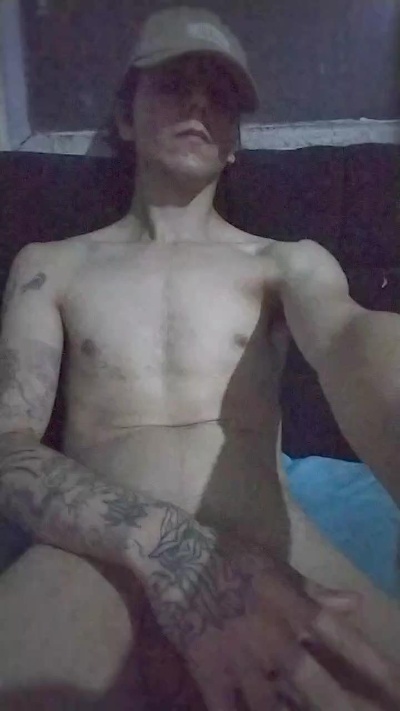 Loptree33 live cam on Cam4